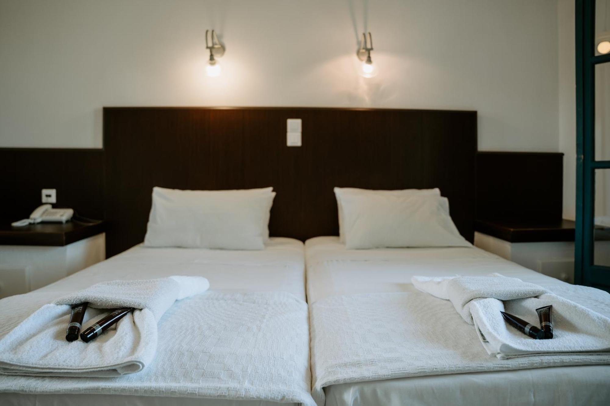 Karavostasi Beach Hotel ペルディカ エクステリア 写真