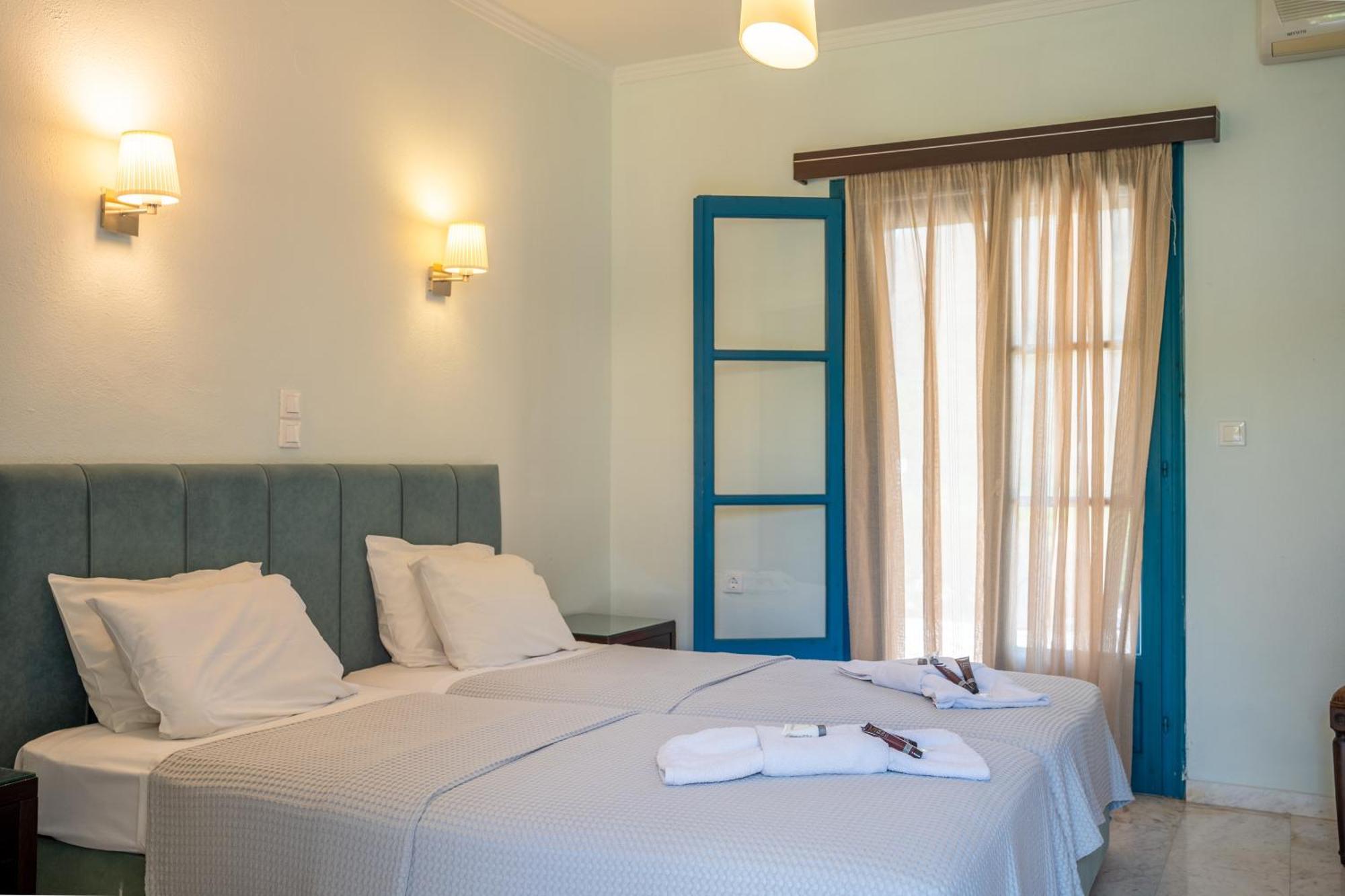 Karavostasi Beach Hotel ペルディカ エクステリア 写真