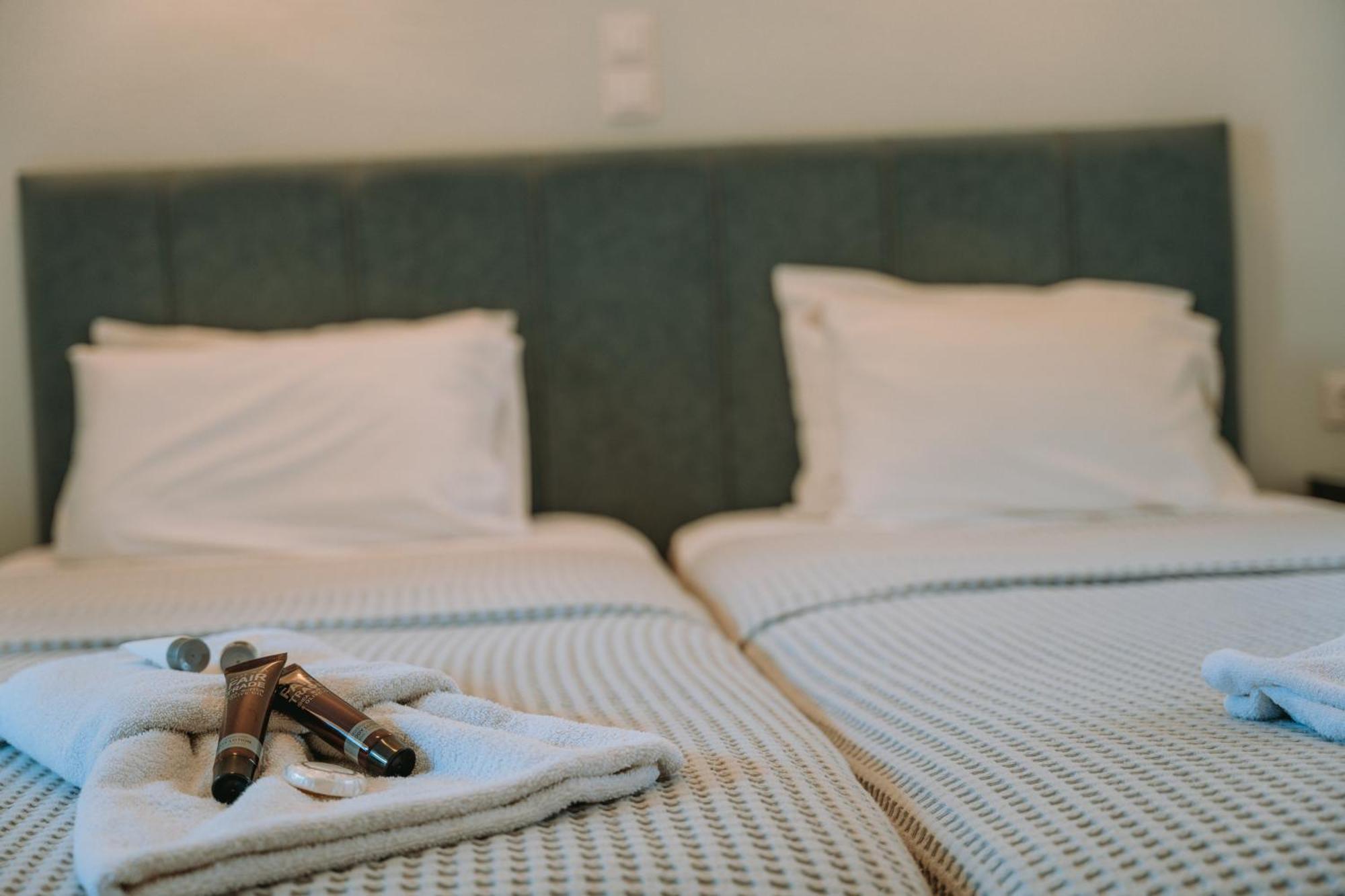 Karavostasi Beach Hotel ペルディカ エクステリア 写真