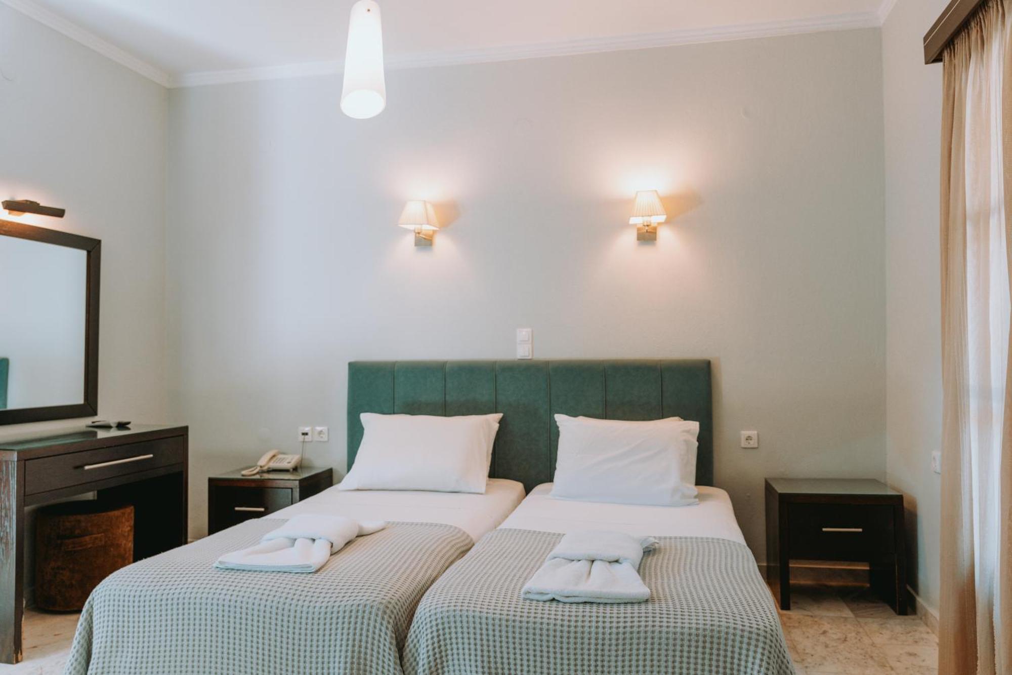 Karavostasi Beach Hotel ペルディカ エクステリア 写真