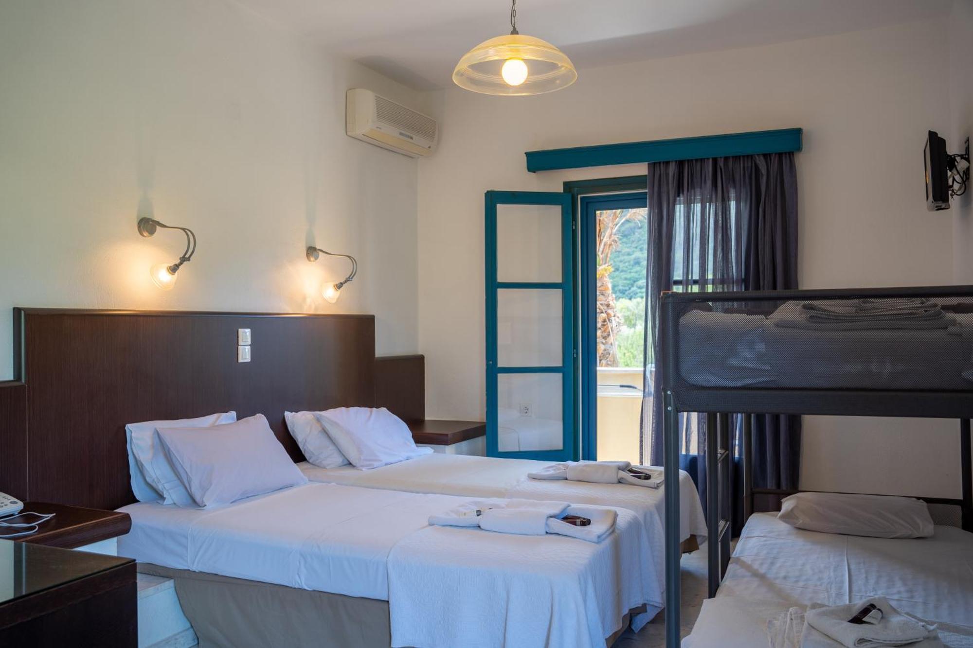 Karavostasi Beach Hotel ペルディカ エクステリア 写真