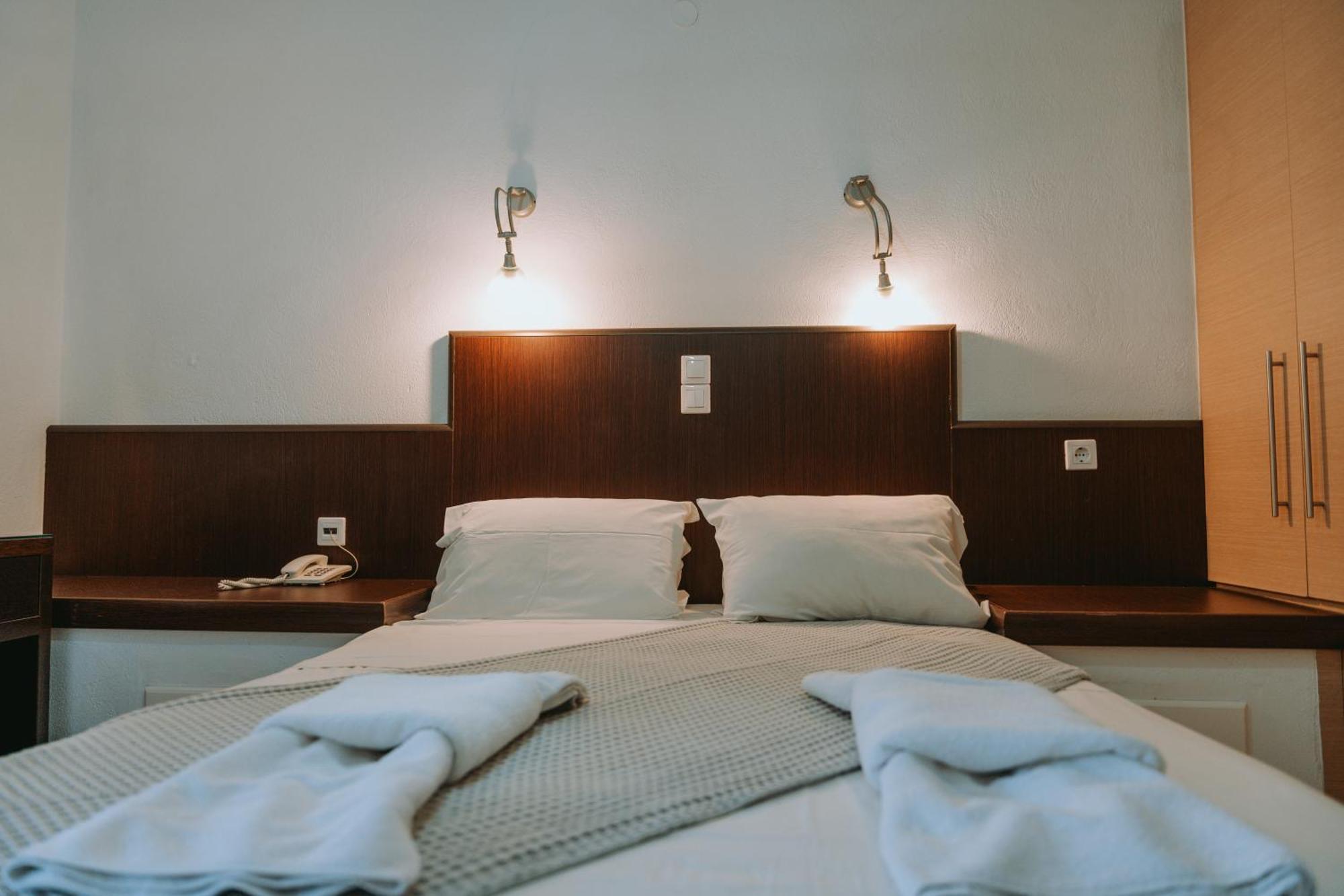 Karavostasi Beach Hotel ペルディカ エクステリア 写真