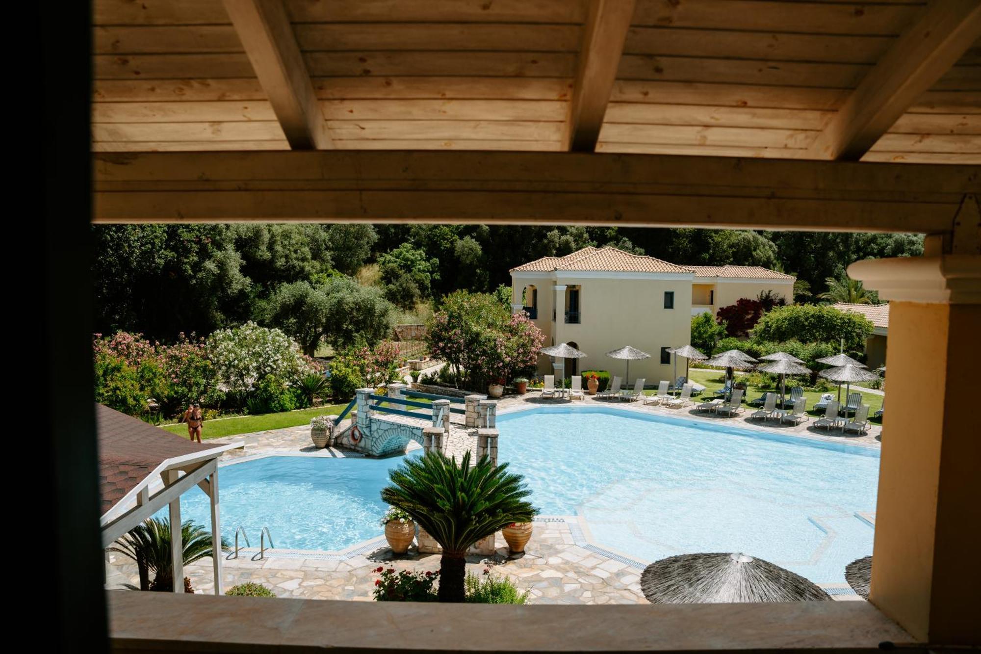 Karavostasi Beach Hotel ペルディカ エクステリア 写真