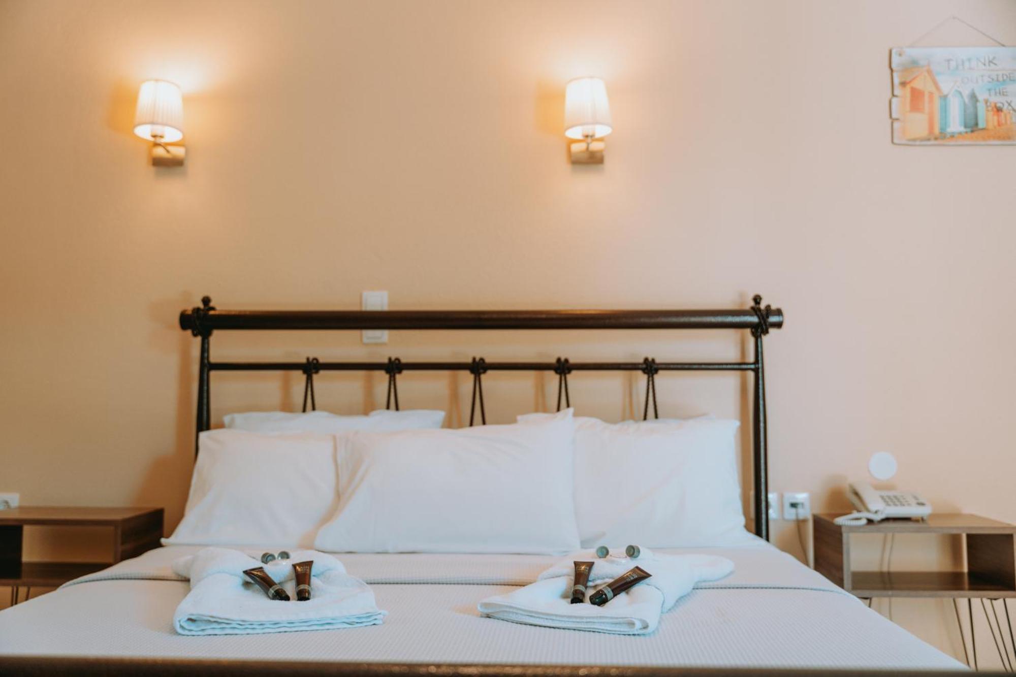 Karavostasi Beach Hotel ペルディカ エクステリア 写真