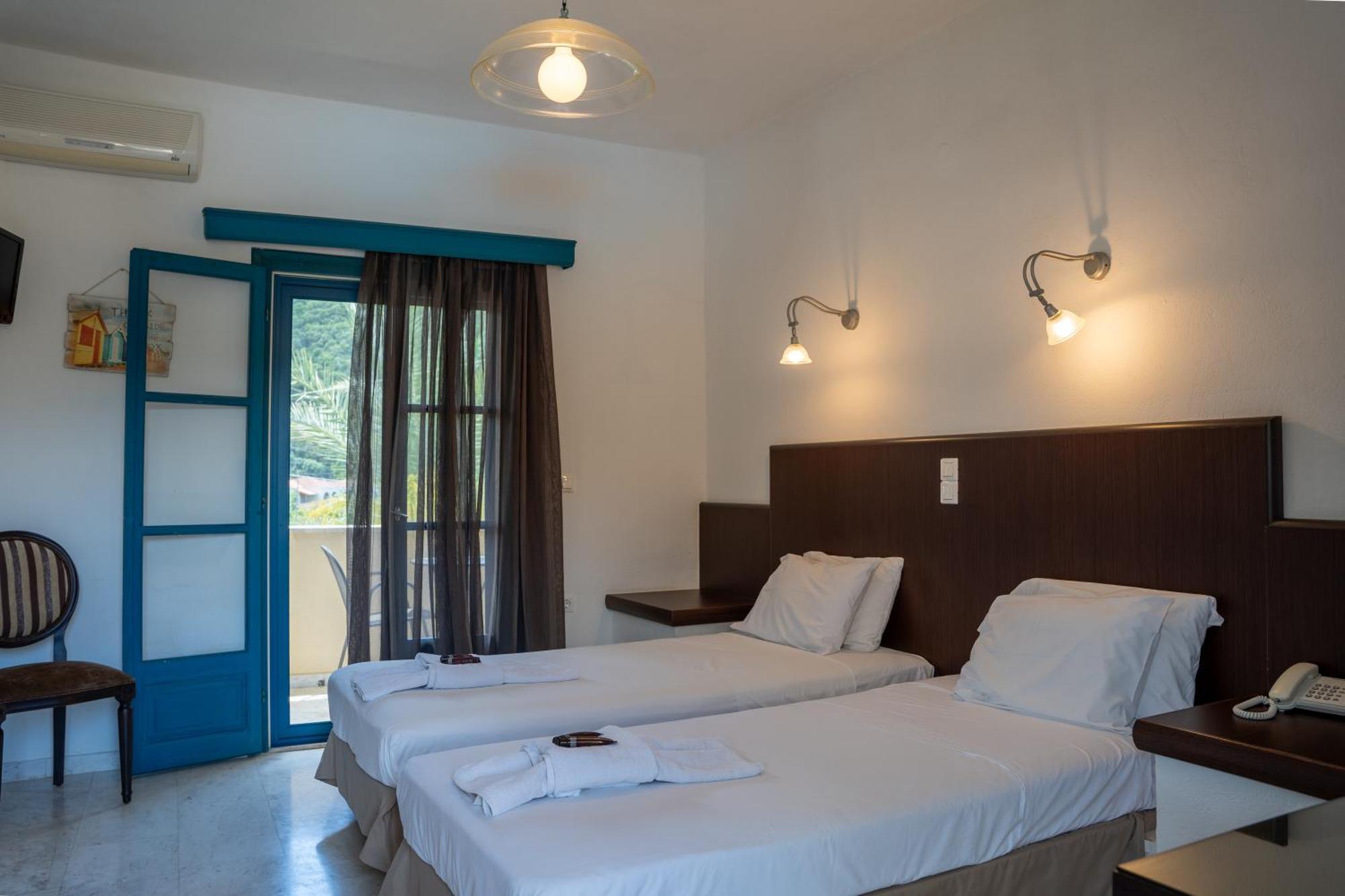 Karavostasi Beach Hotel ペルディカ エクステリア 写真