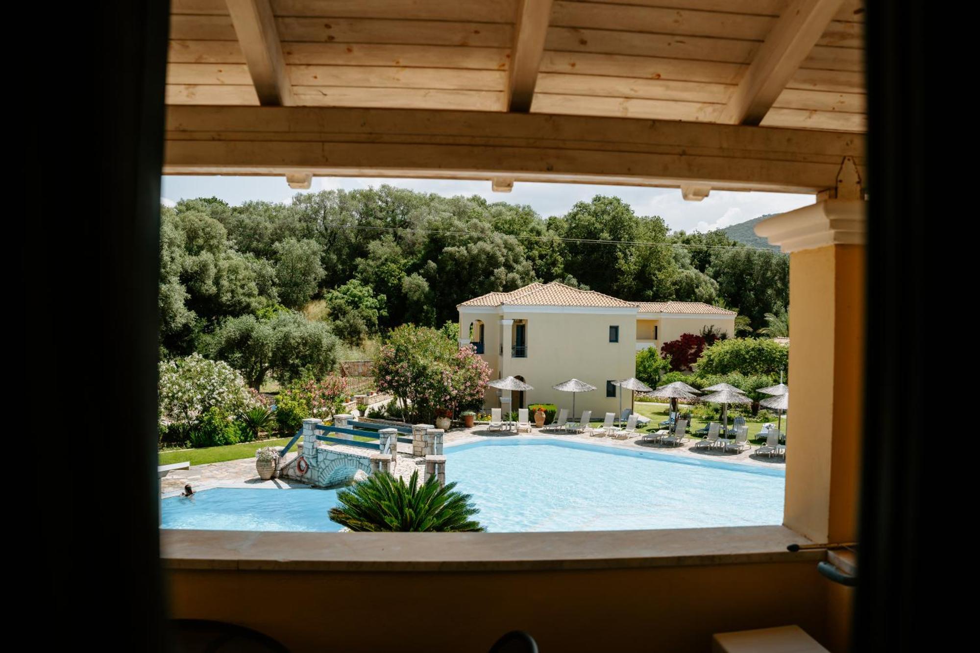 Karavostasi Beach Hotel ペルディカ エクステリア 写真
