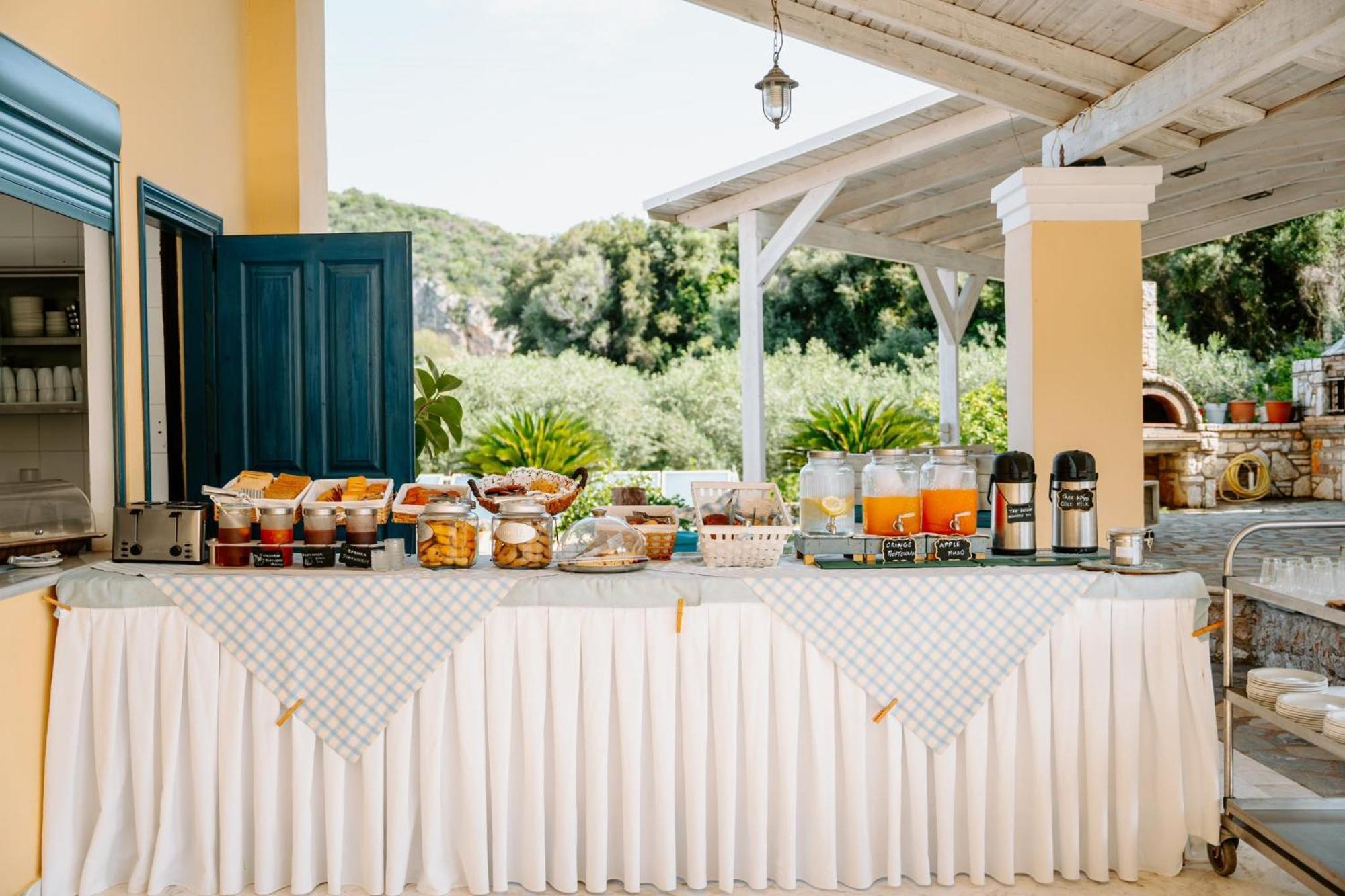Karavostasi Beach Hotel ペルディカ エクステリア 写真