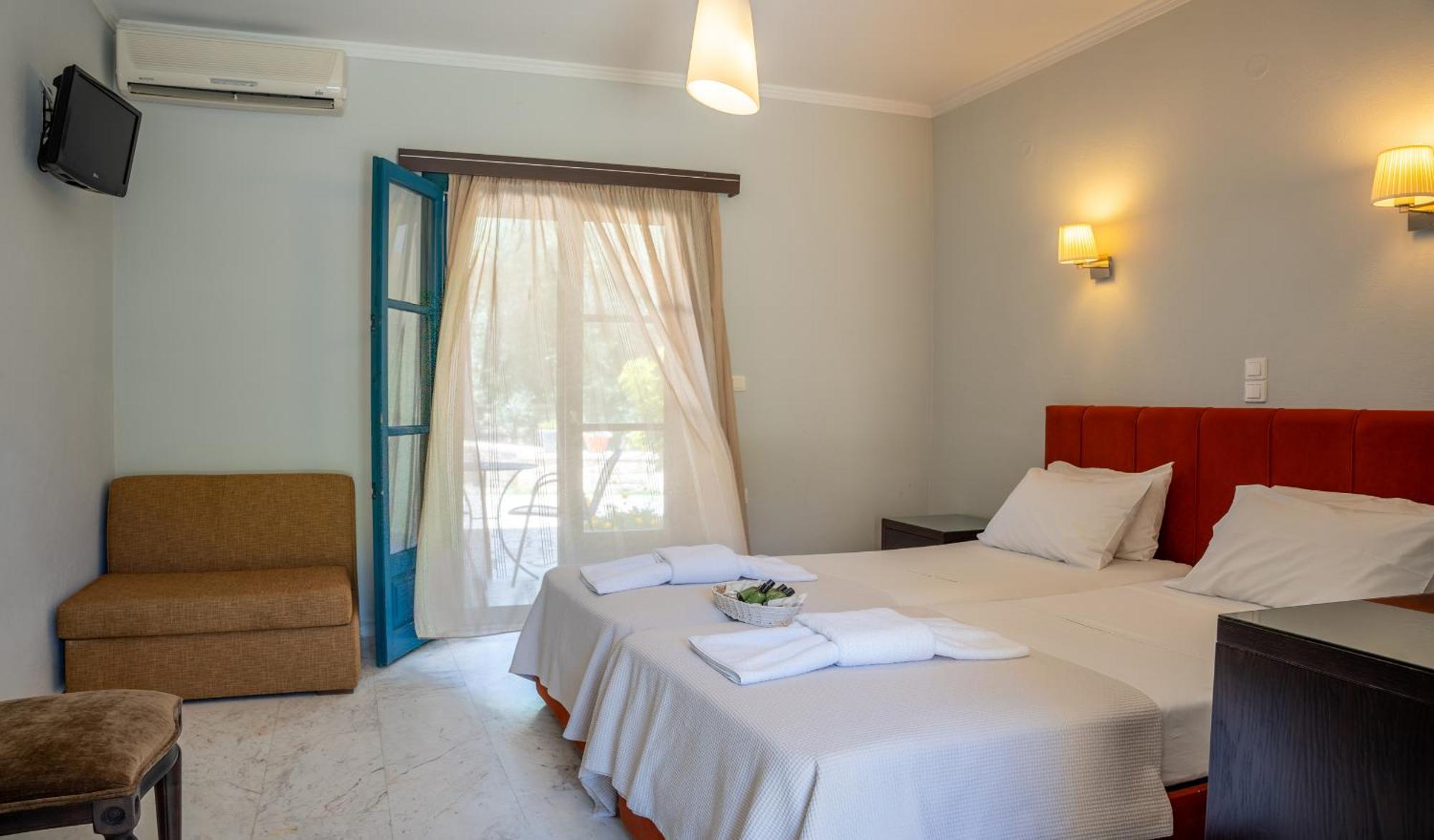 Karavostasi Beach Hotel ペルディカ エクステリア 写真