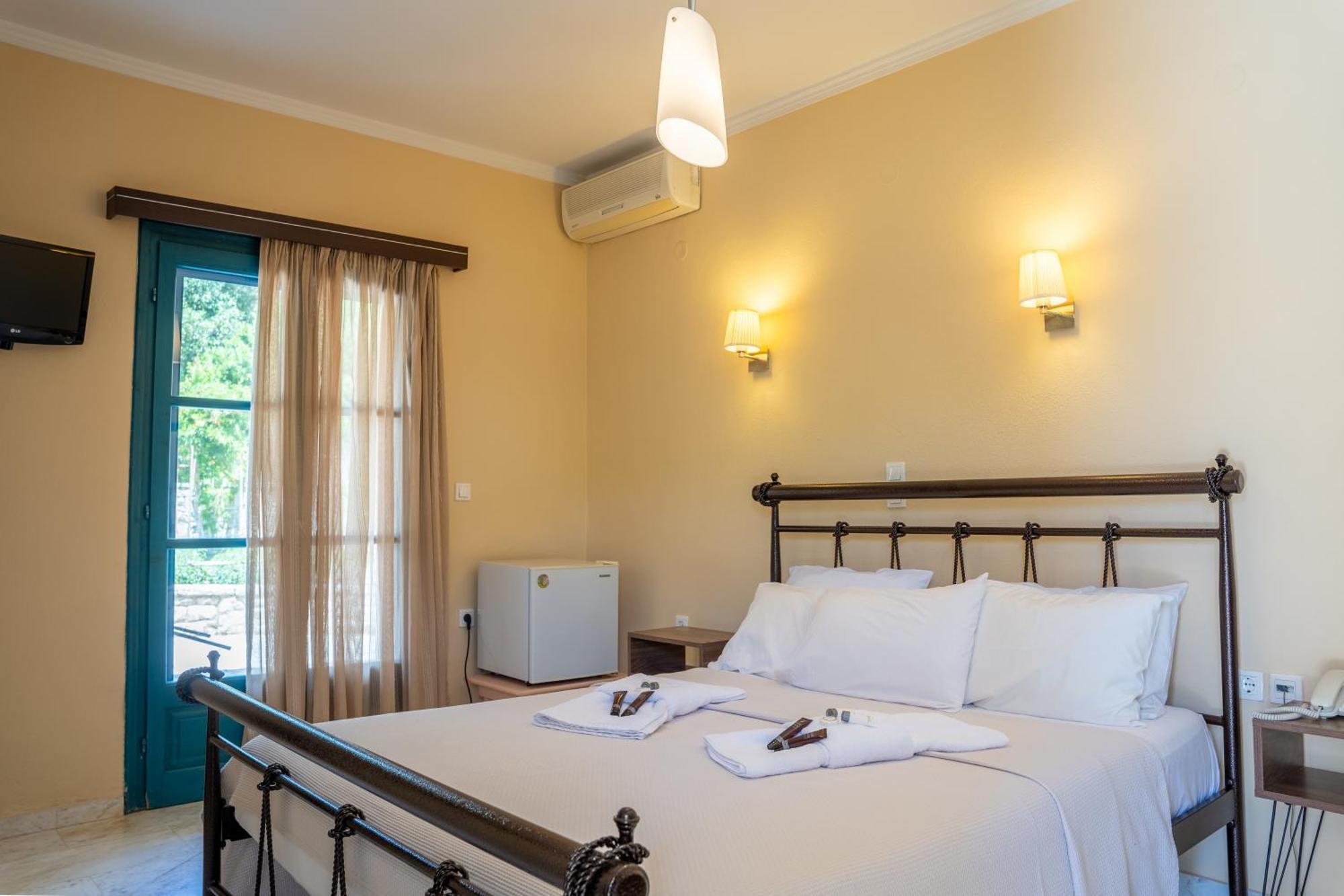 Karavostasi Beach Hotel ペルディカ エクステリア 写真