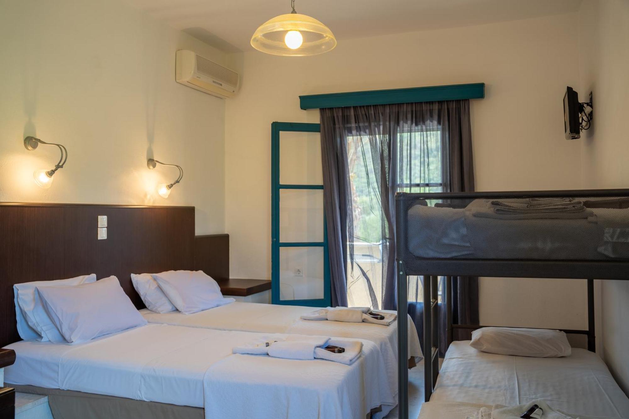 Karavostasi Beach Hotel ペルディカ エクステリア 写真
