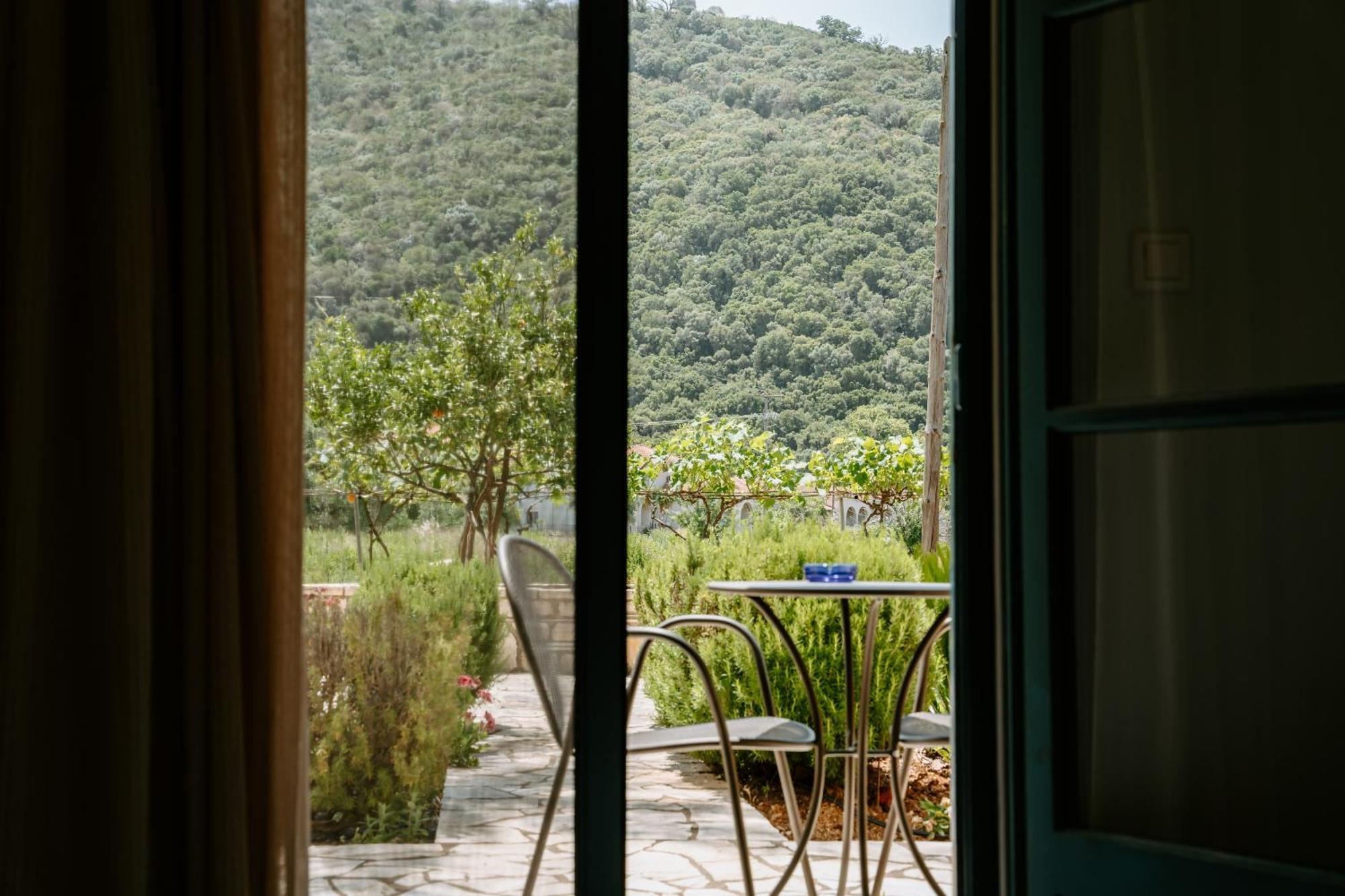 Karavostasi Beach Hotel ペルディカ エクステリア 写真