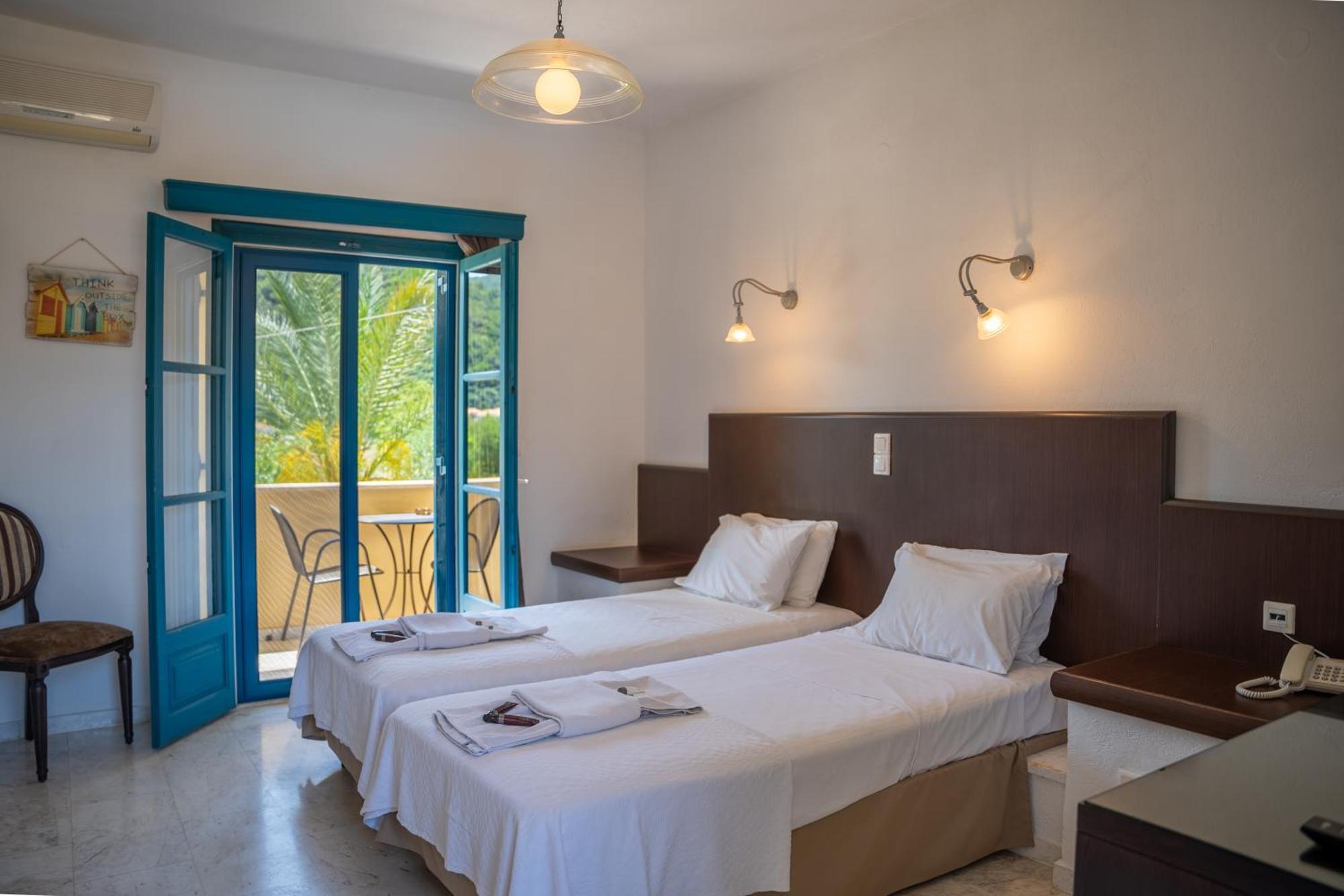 Karavostasi Beach Hotel ペルディカ エクステリア 写真