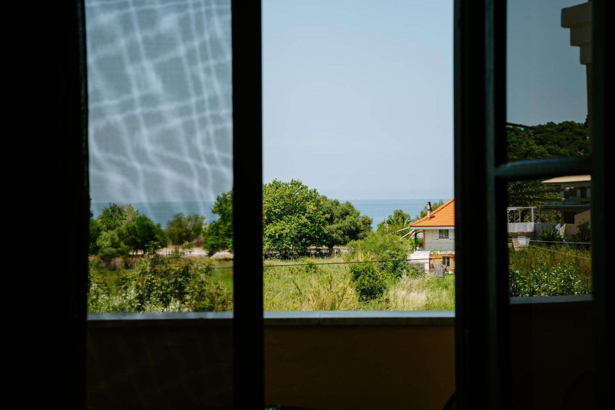 Karavostasi Beach Hotel ペルディカ エクステリア 写真