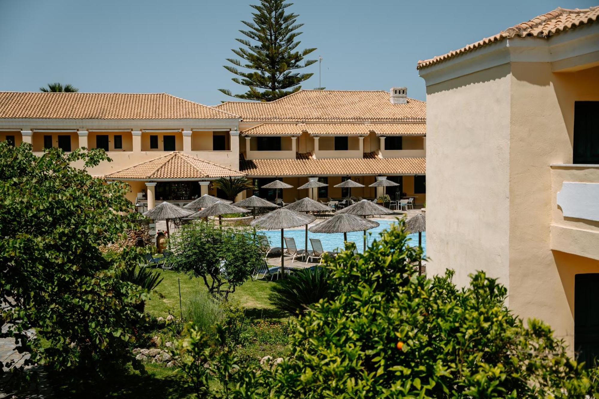 Karavostasi Beach Hotel ペルディカ エクステリア 写真