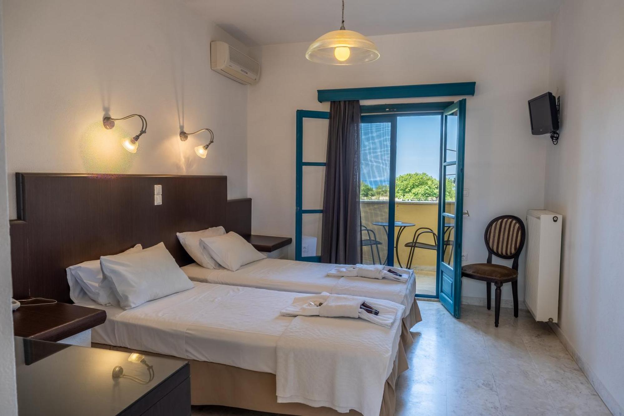 Karavostasi Beach Hotel ペルディカ エクステリア 写真