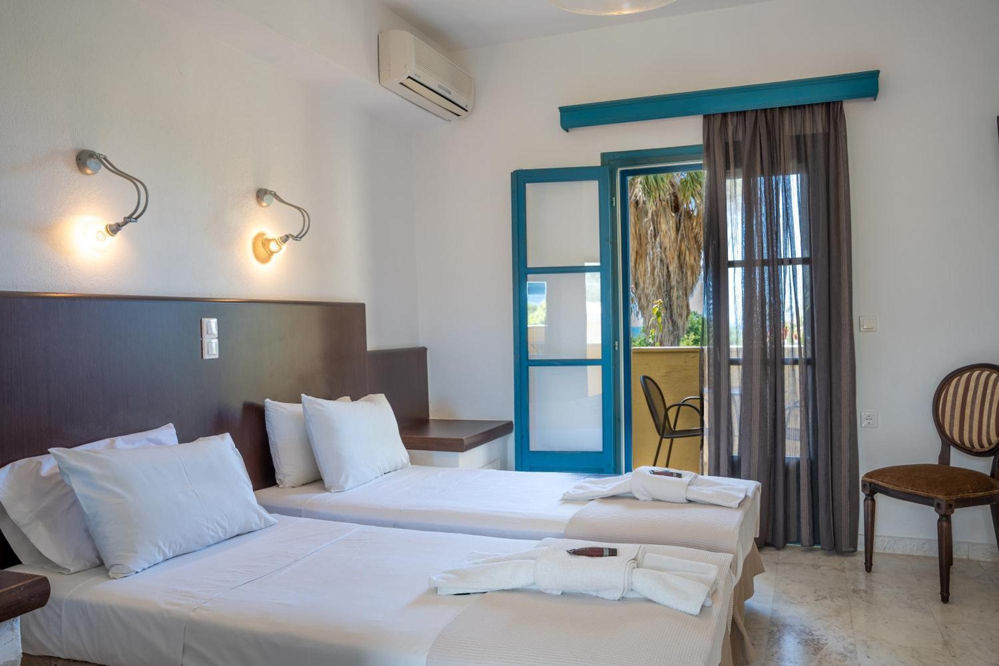 Karavostasi Beach Hotel ペルディカ エクステリア 写真