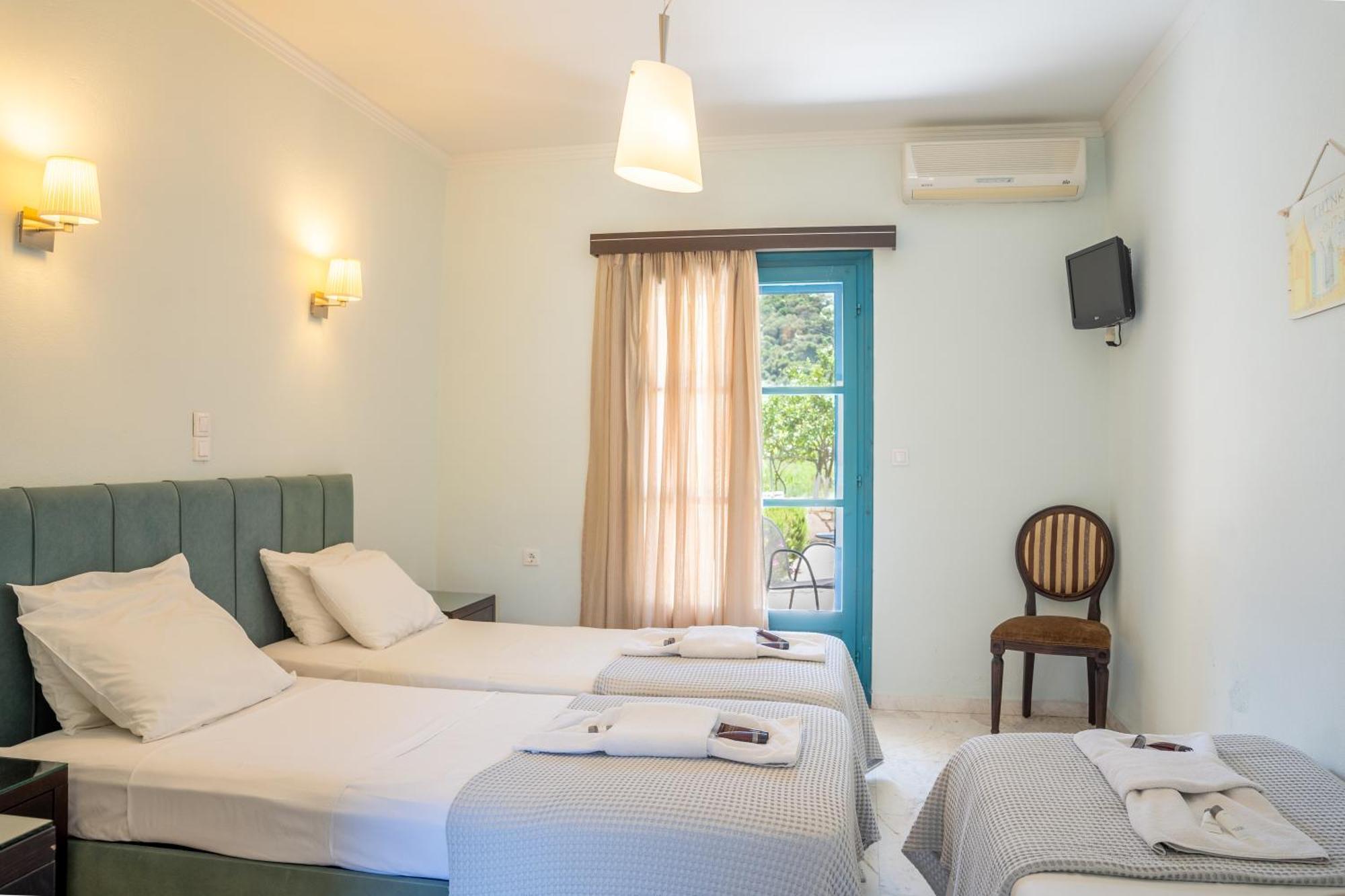 Karavostasi Beach Hotel ペルディカ エクステリア 写真