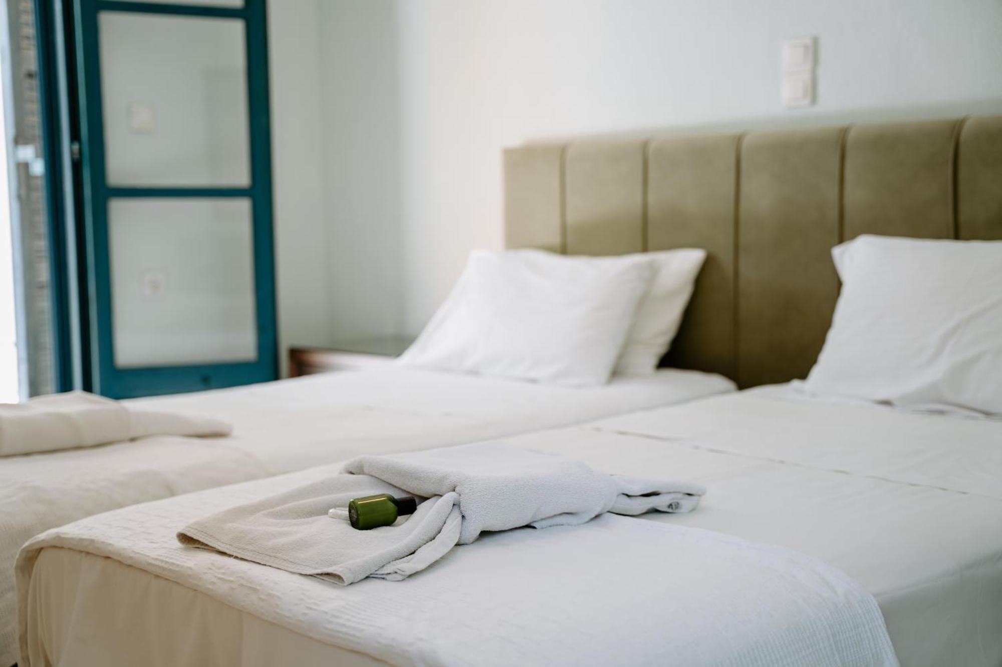 Karavostasi Beach Hotel ペルディカ エクステリア 写真