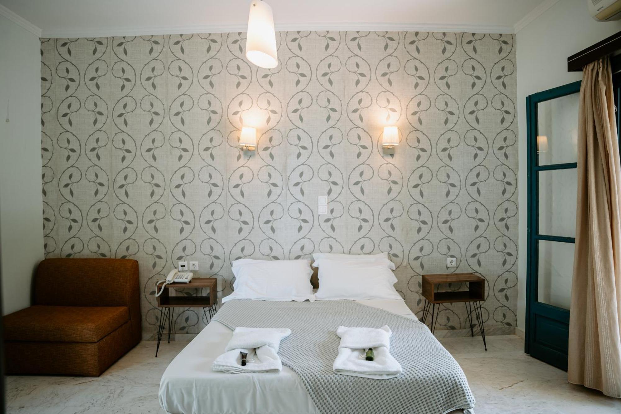 Karavostasi Beach Hotel ペルディカ エクステリア 写真