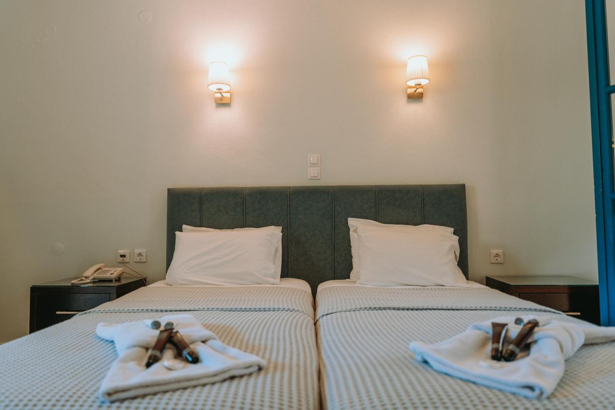 Karavostasi Beach Hotel ペルディカ エクステリア 写真