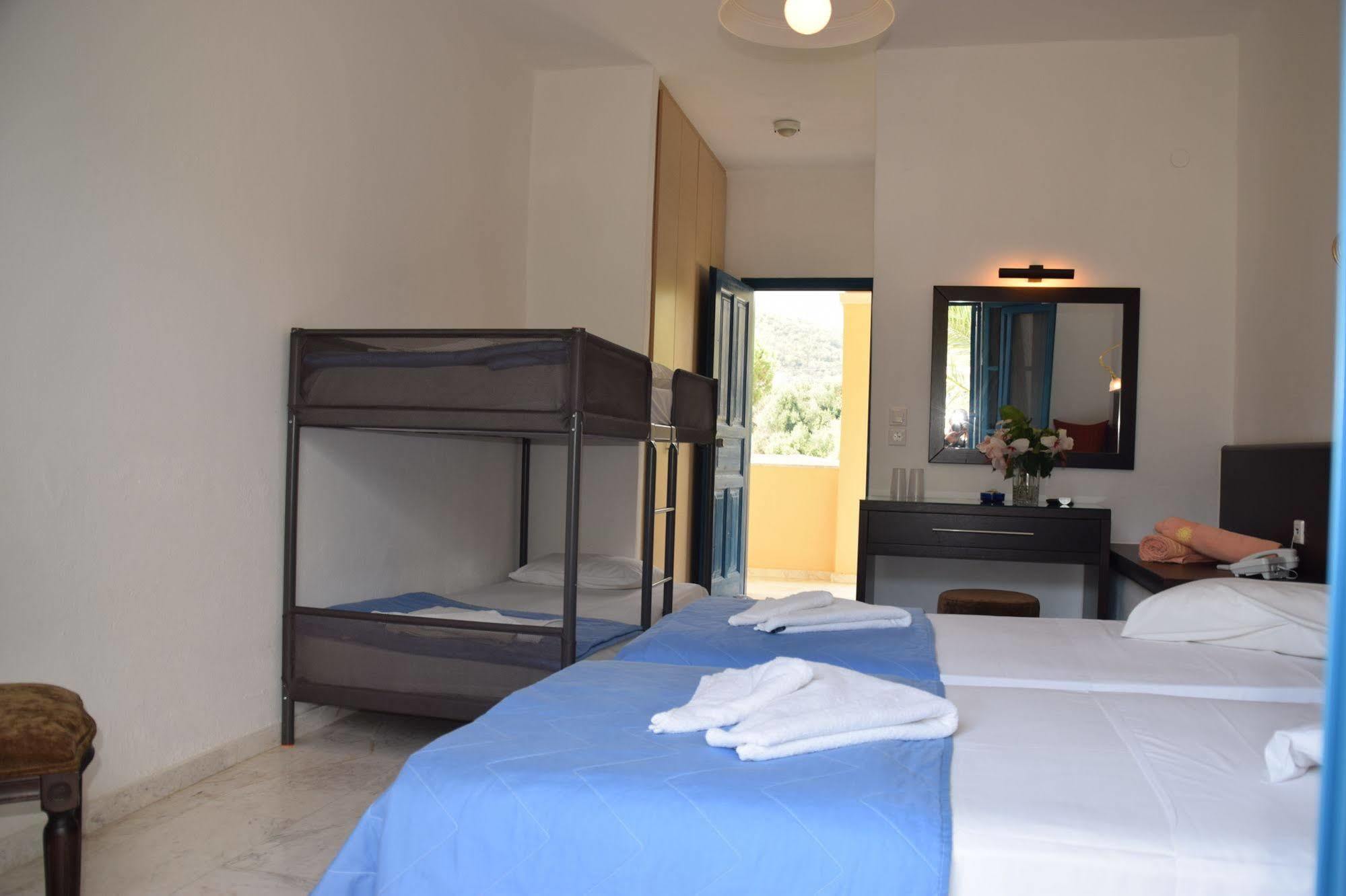 Karavostasi Beach Hotel ペルディカ エクステリア 写真