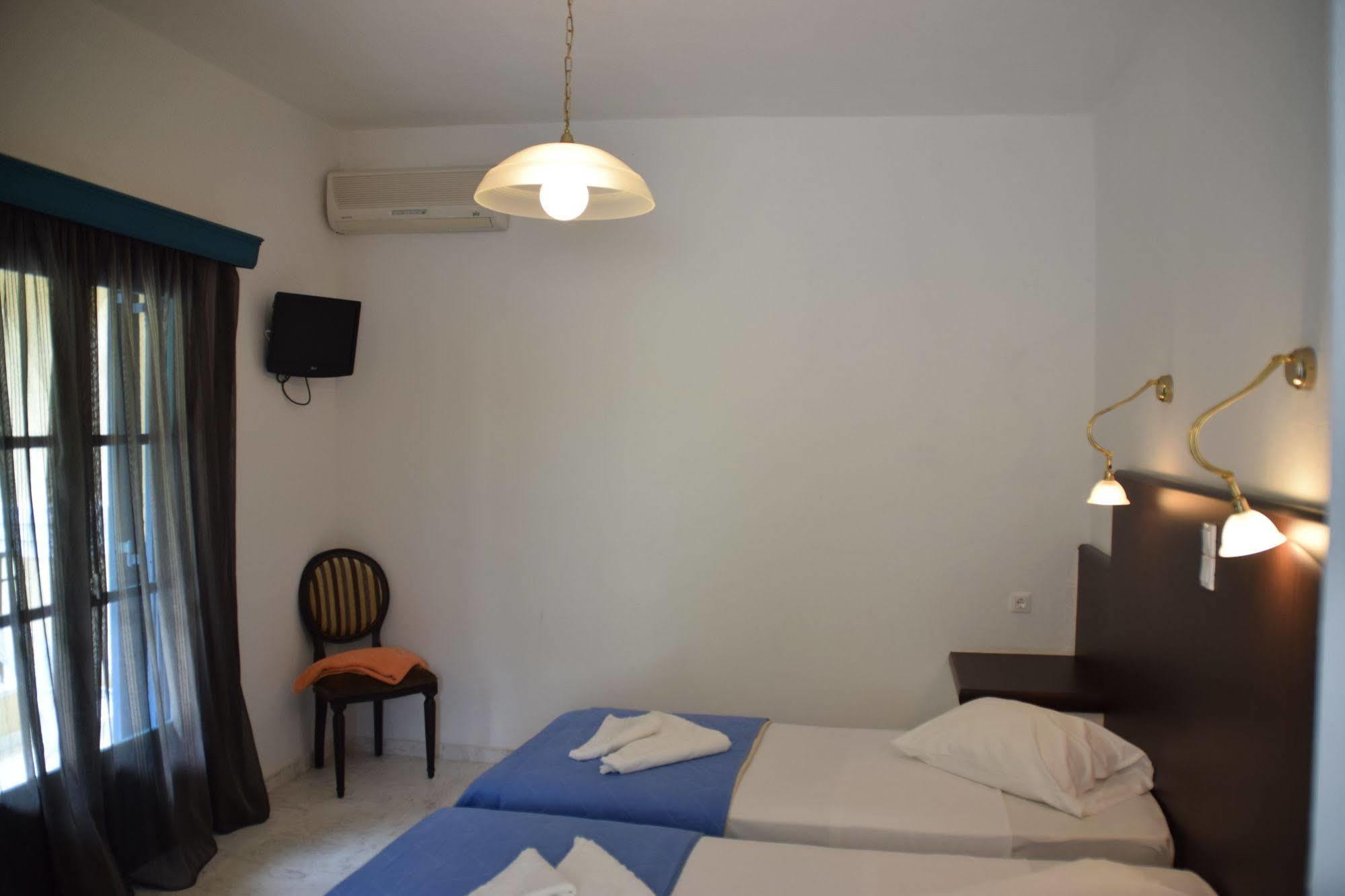 Karavostasi Beach Hotel ペルディカ エクステリア 写真