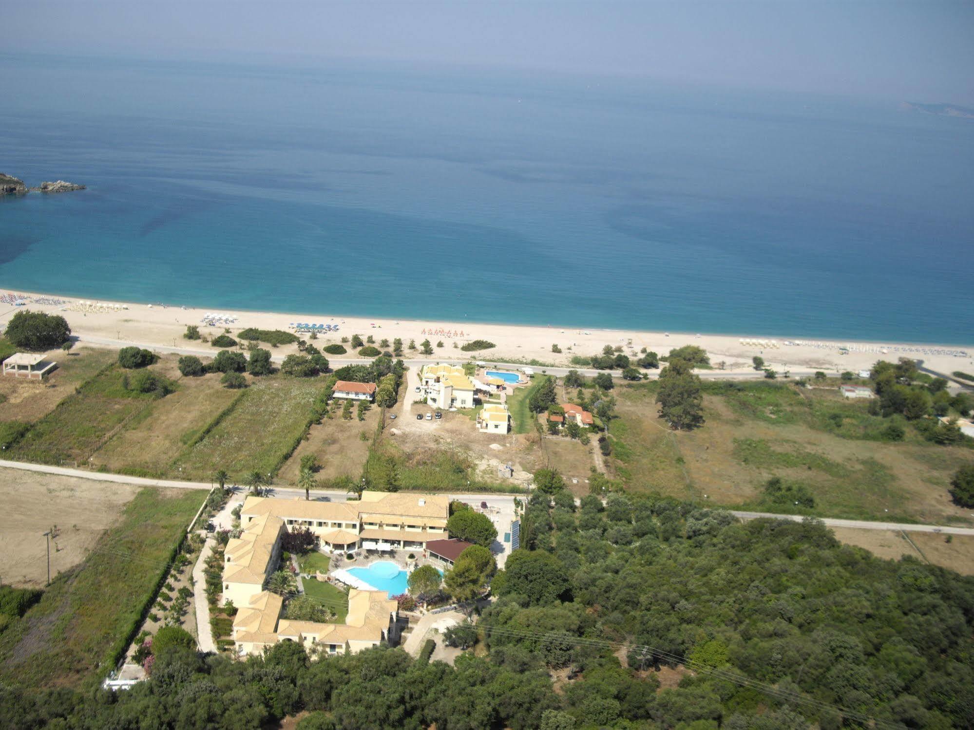 Karavostasi Beach Hotel ペルディカ エクステリア 写真